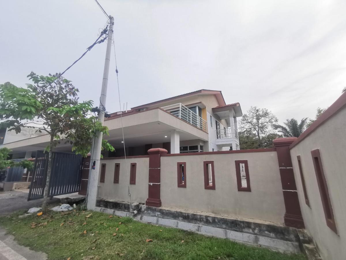 Oyo Homes 90524 D'J Pegaso Serom Homestay Muar Buitenkant foto